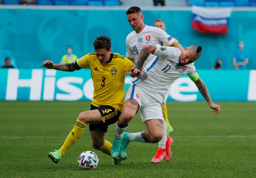 Victor Lindelof ze Švédska v souboji se Slovákem Markem Hamšíkem