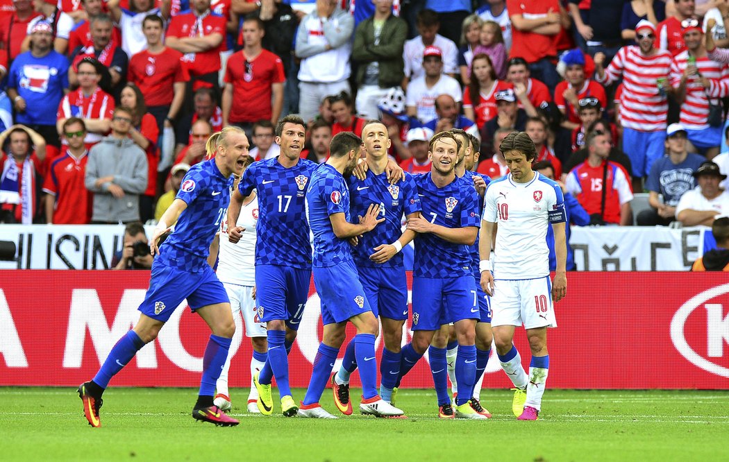 Chorvatští fotbalisté se radují z prvního gólu do sítě českého národního týmu v zápase na EURO