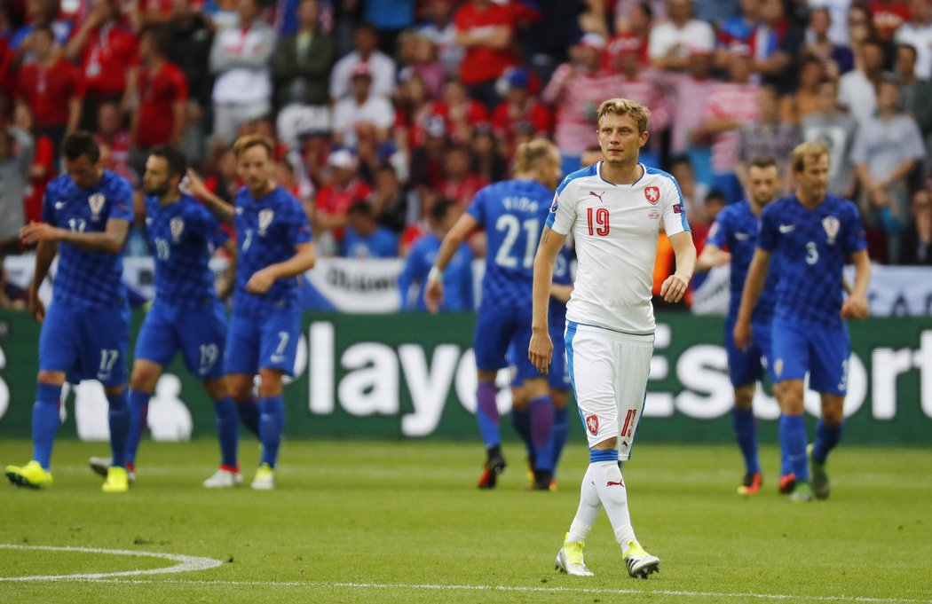 Zklamaný záložník Ladislav Krejčí. Češi po gólu Ivana Perišiče prohrávali s Chorvatskem na EURO 0:1