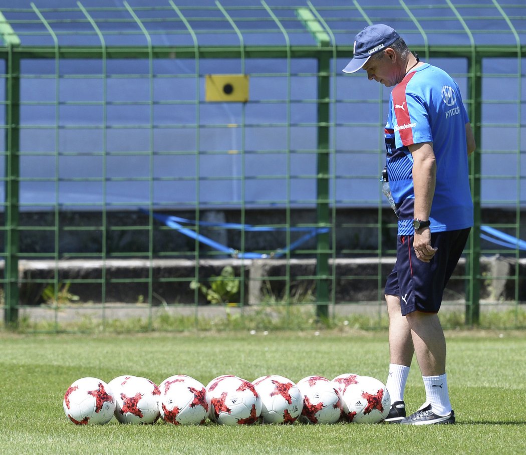 Trenér jednadvacítky Vítězslav Lavička na tréninku