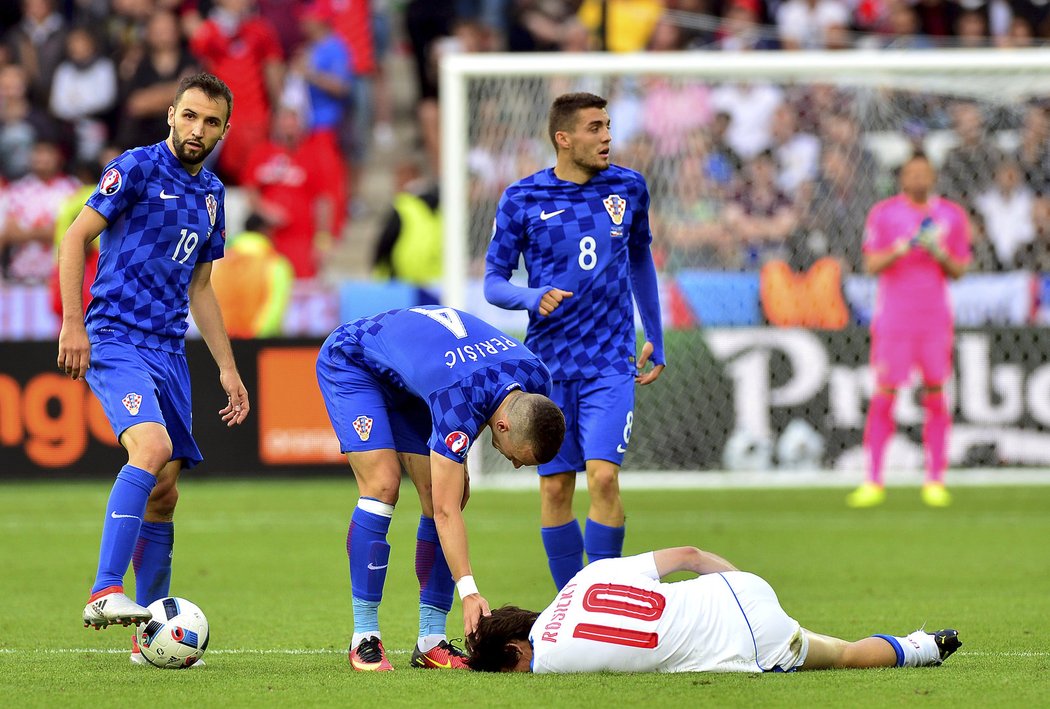 Tomáš rosický si zranění přivodil v závěru duelu s Chorvatskem.