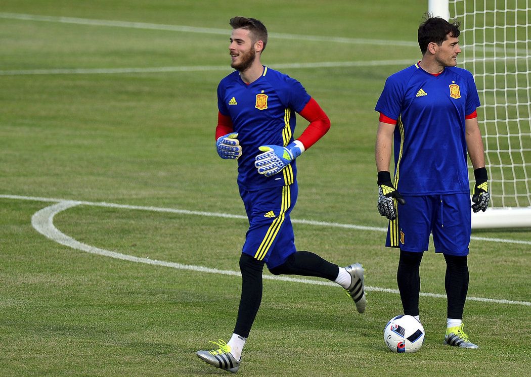 Dva španělští brankáři: Iker Casillas (vpravo) a David de Gea