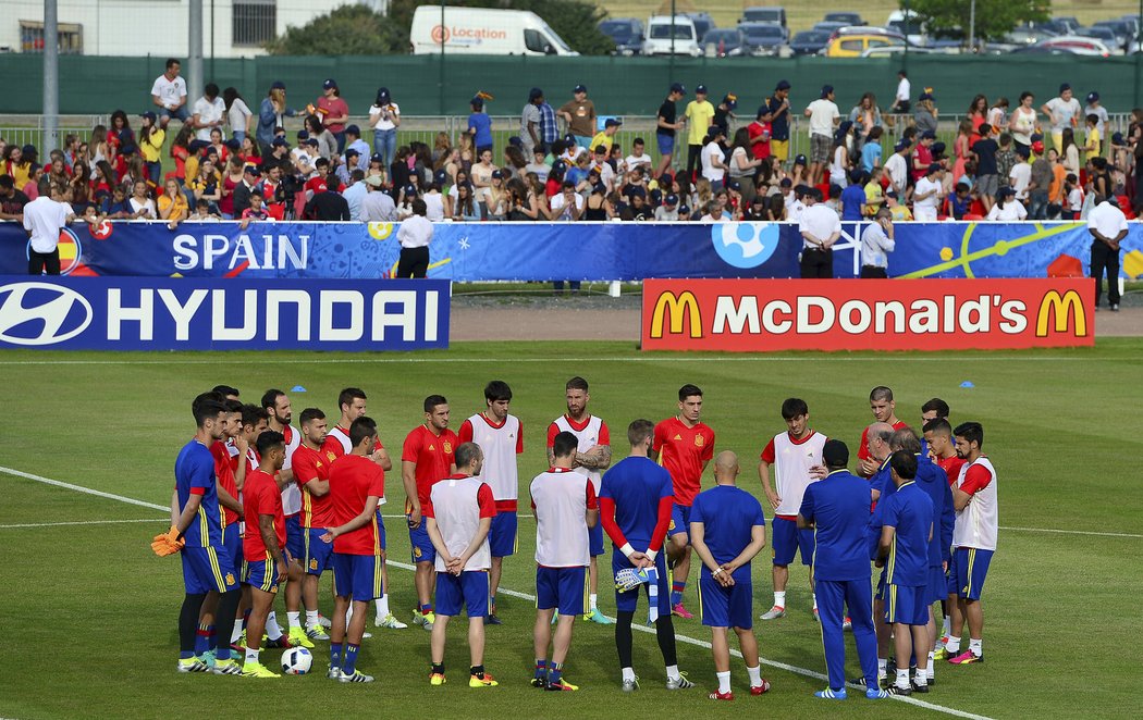 Španělští fotbalisté se při prvním tréninku v St. Martin de Ré moc nenadřeli...