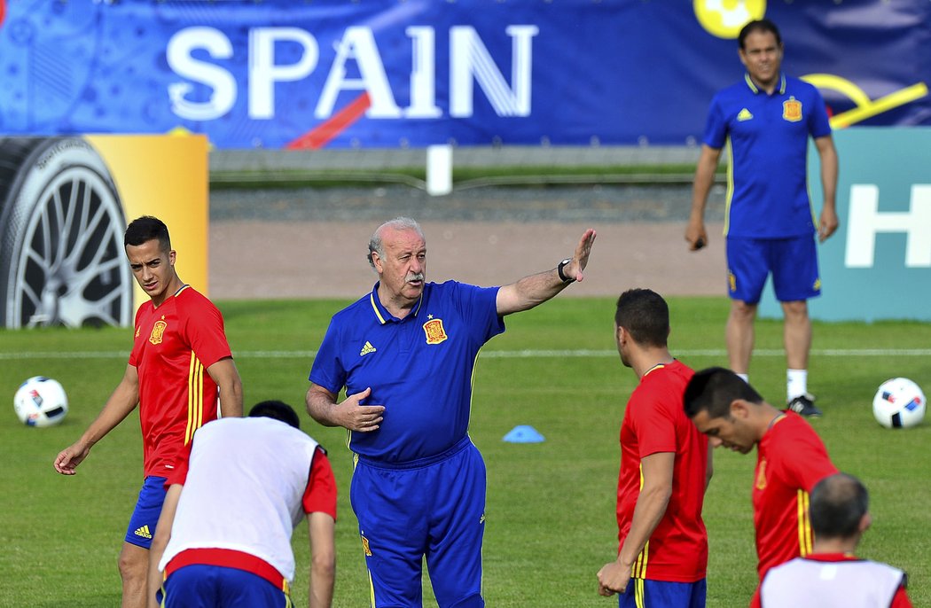 Španělský kouč Vicente del Bosque udílí pokyny svým svěřencům na prvním tréninku v St. Martin de Ré