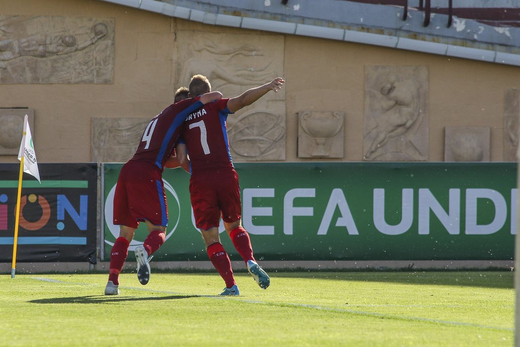 Čeští mladíci se radují z gólu Daniela Turyny proti Švédsku