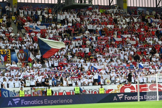 Show českých fanoušků na EURO: chorea, ultras, emoce. „Represmír“ platí, říká koordinátor Show českých fanoušků na EURO: chorea, ultras, emoce. „Represmír“ platí, říká koordinátor