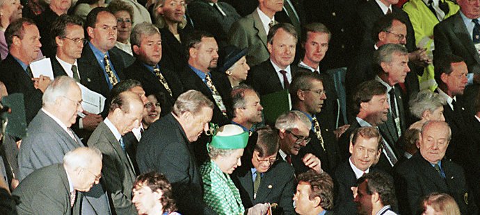 Nejslavnější moment Dušana Uhrina staršího. Právě dostal stříbrnou medaili za EURO 1996 z rukou anglické královny, vpravo gratuluje českým fotbalistům prezident Václav Havel, vedle něho Václav Klaus, vlevo odchází s medailí Jiří Němec