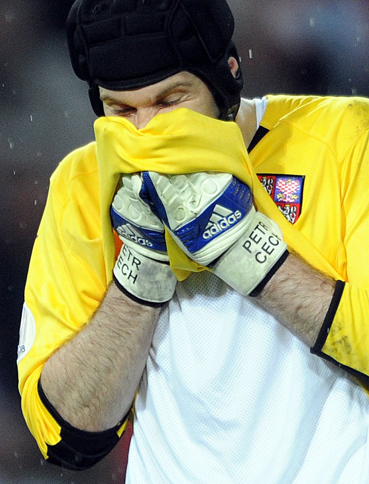 Nešťastný Petr Čech po prohře s Tureckem na EURO 2008