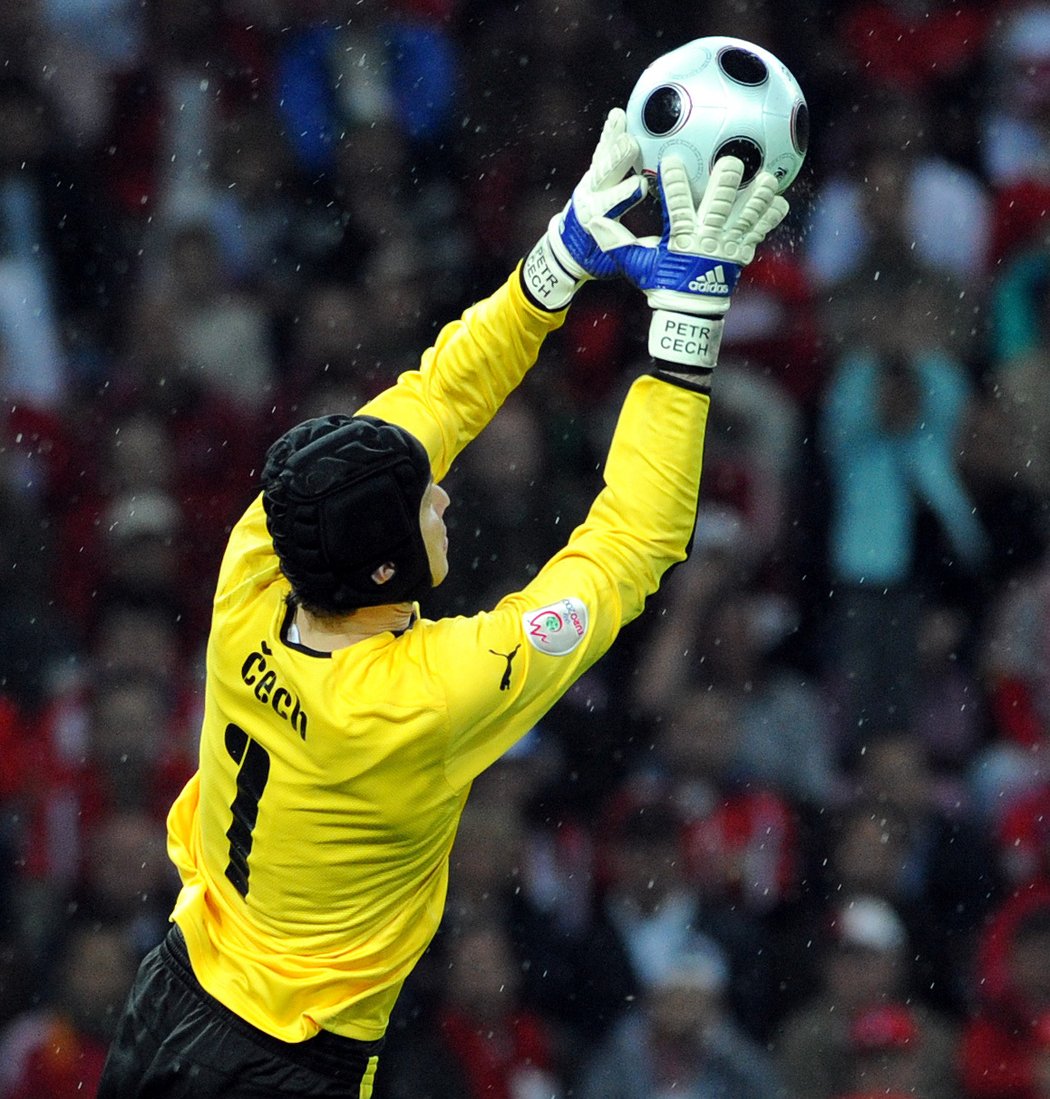 Černá můra. Tenhle míč Petr Čech nechytil a Turci poté vyrovnali na 2:2, vzápětí otočili duel na 3:2 a Češi na EURO 2008 místo čtvrtfinále jeli domů