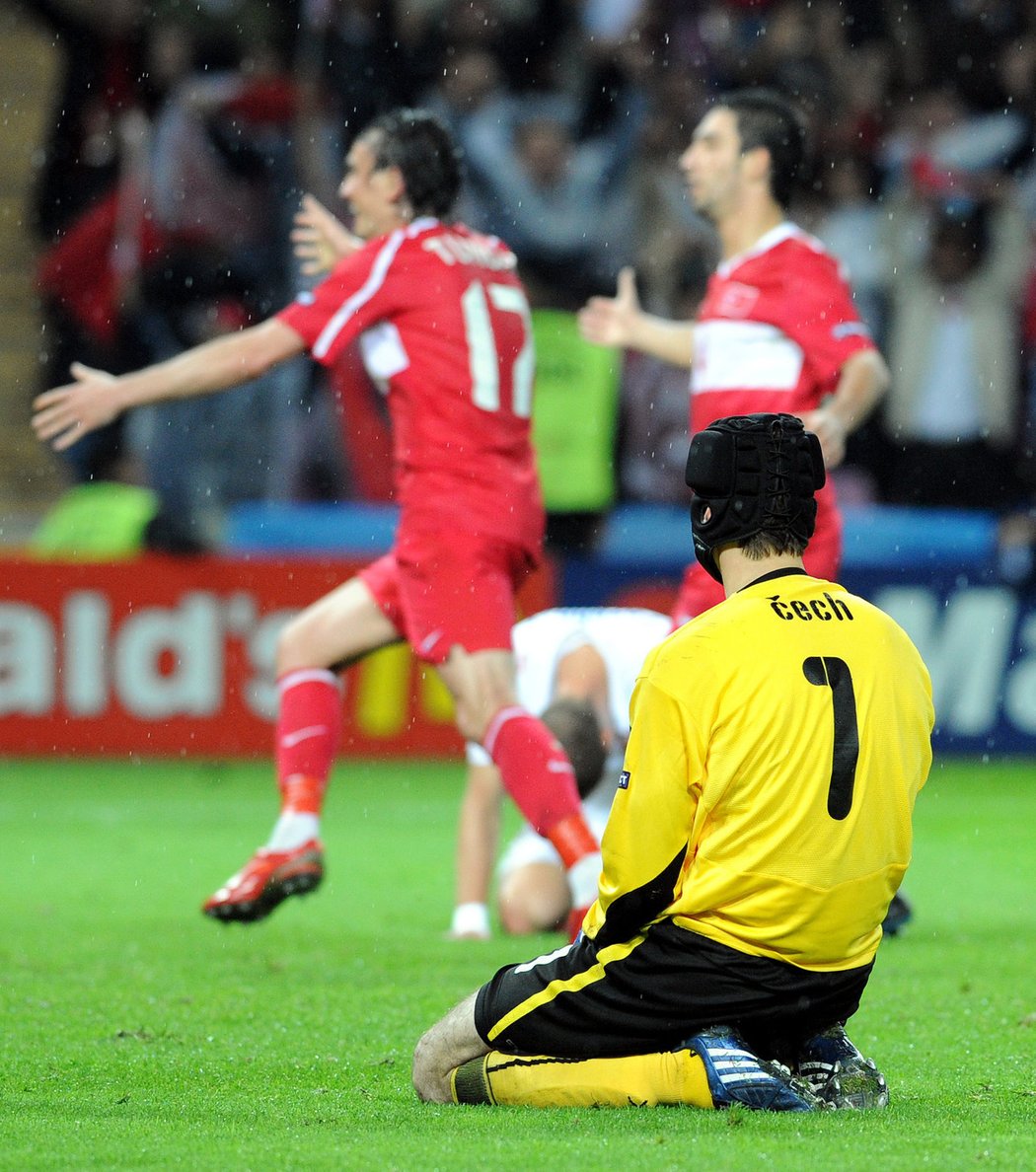 Smutný Petr Čech sleduje radující se Turky na EURO 2008