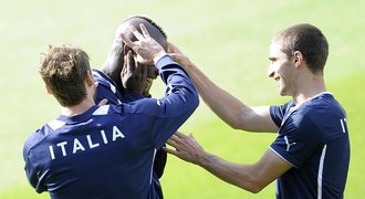 VIDEO: Chudák Balotelli! Spoluhráči mu při tréninku cvrnkali do uší