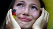 Německá fanynka dojatě pláče při státní hymně Německa. Tyto záběry se však v televizi objevily až po vstřelení gólu Maria Balotelliho