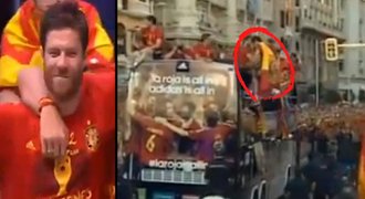 VIDEO: Španělé stále slaví! Opilý Xabi bavil, Arbeloa skákal z busu