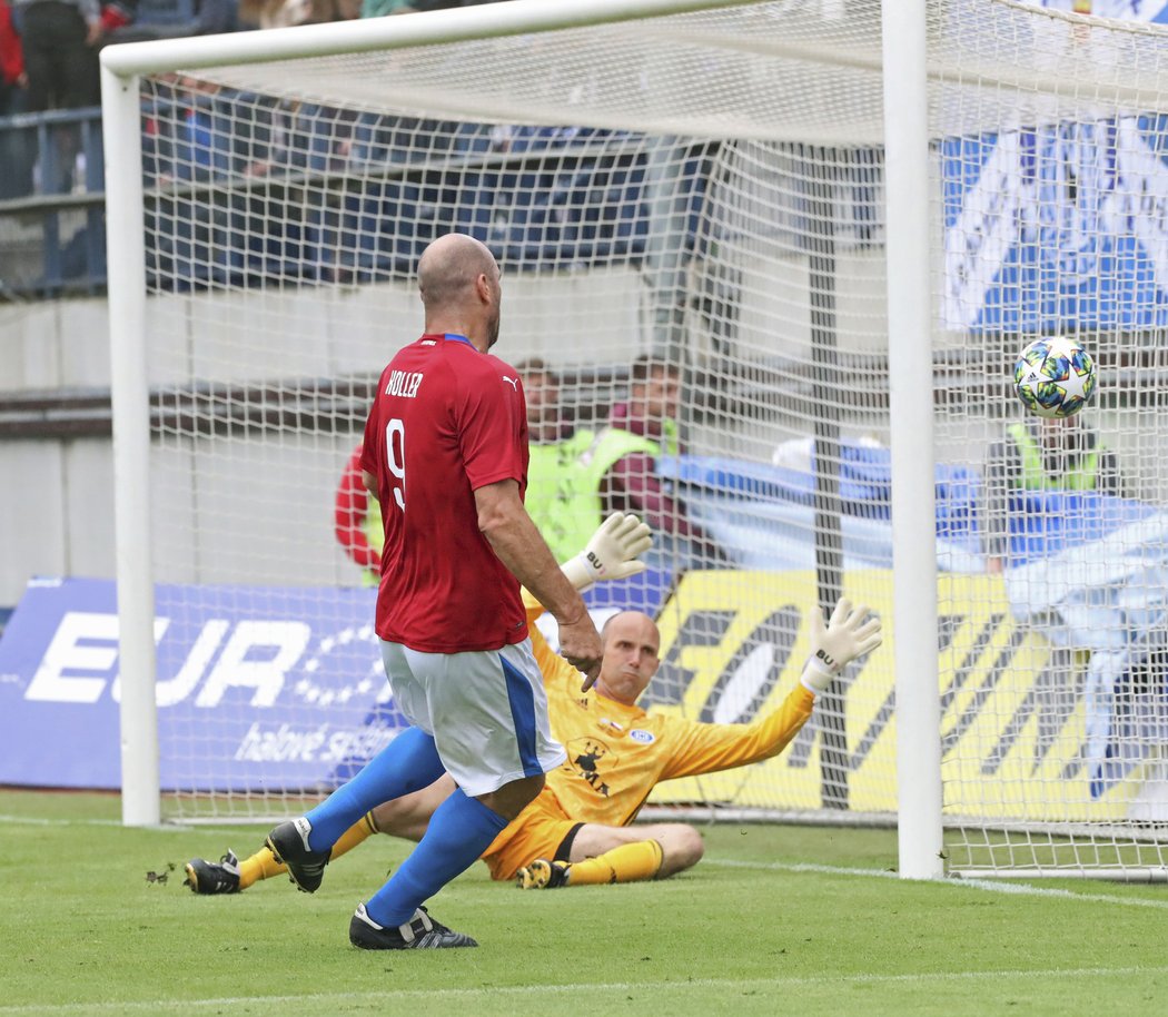 Jan Koller zkoušel i nůžky, ale líp se mu zakončuje s nohama na zemi