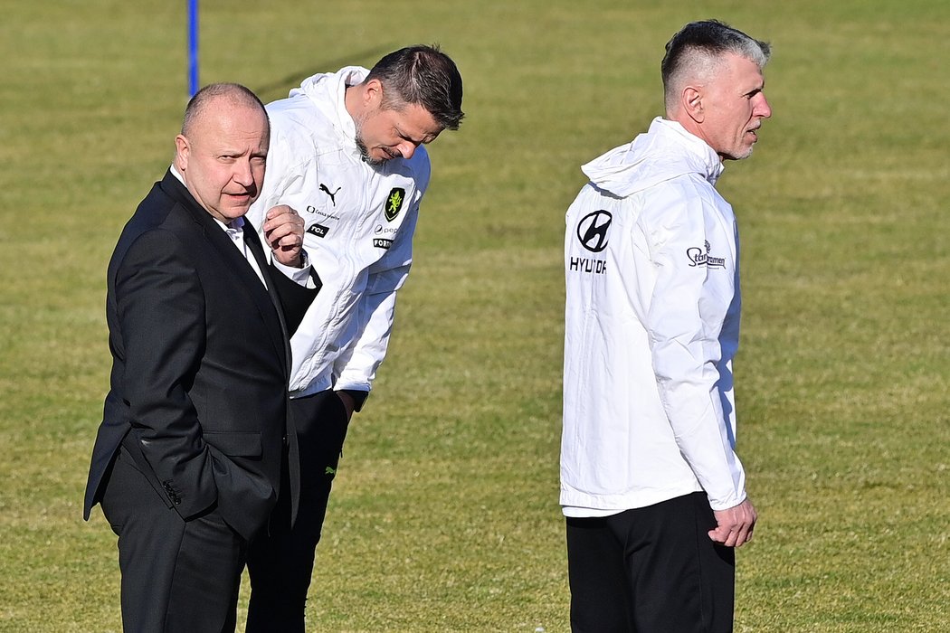 Předseda FAČR Petr Fousek na tréninku reprezentace s koučem Jaroslavem Šilhavým (vpravo) a manažerem Liborem Sionkem