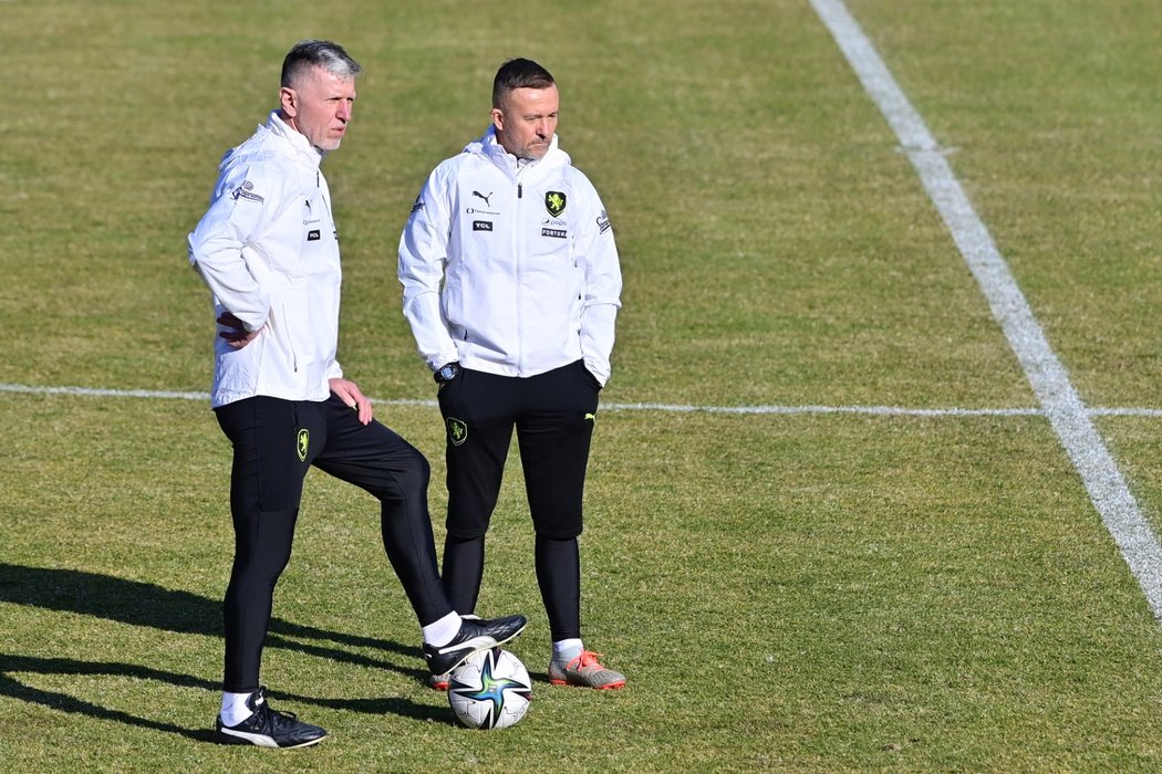 Trenér fotbalové reprezentace Jaroslav Šilhavý (vlevo) s asistentem Jiřím Chytrým