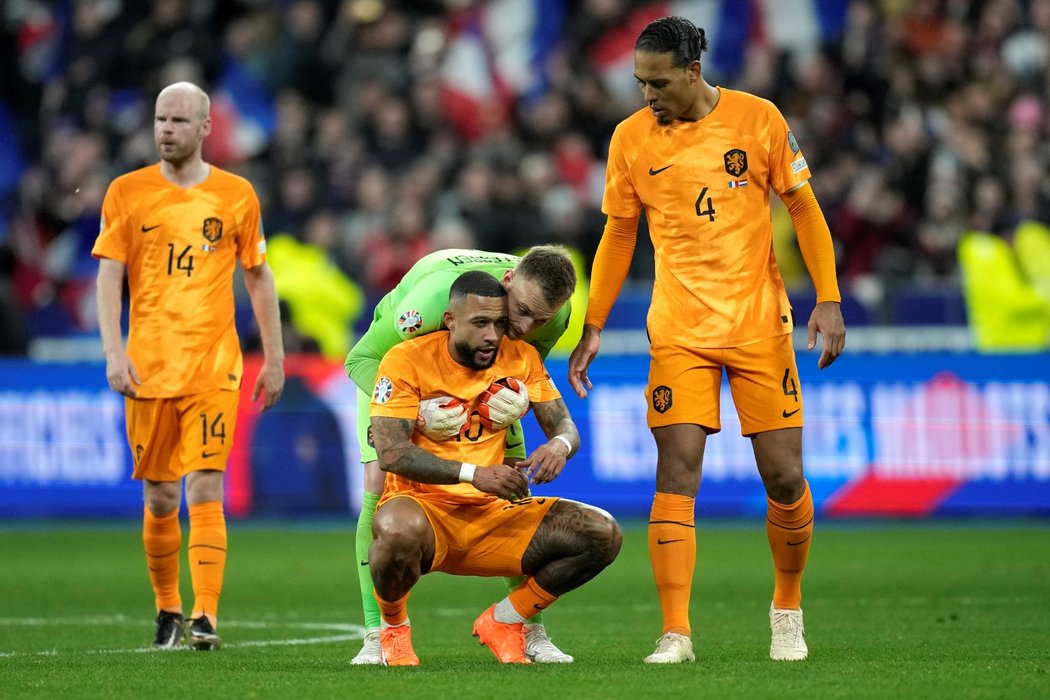 Zklamaní hráči Nizozemska po prohře s Francií