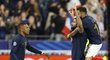 Olivier Giroud slaví gól v Lize národů proti Rakousku s  Jonathanem Claussem a Kylianem Mbappém