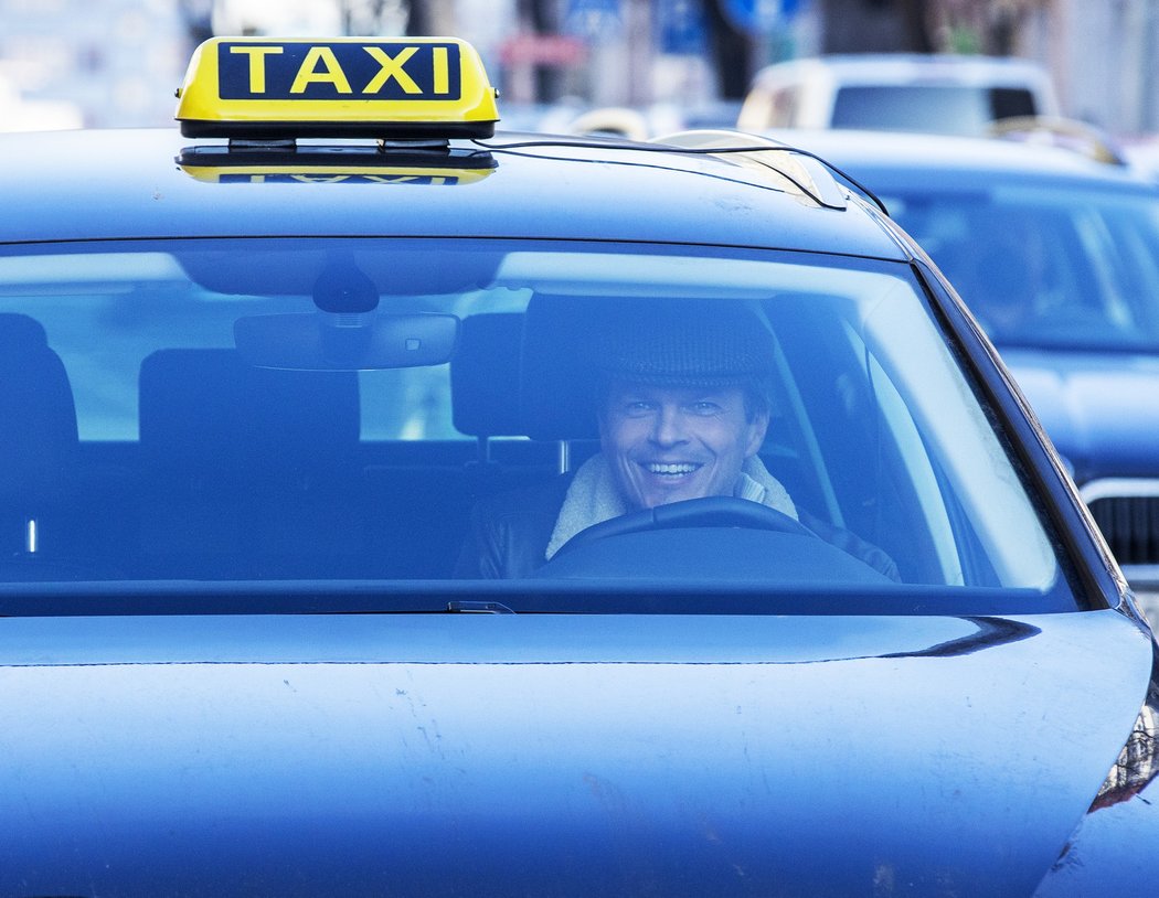 Libor Sionko v roli taxikáře v klipu Tří sester