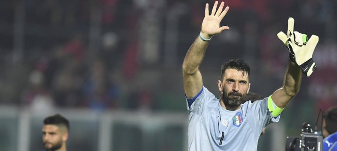 Italská legenda Gianluigi Buffon zdraví fanoušky po kvalifikačním vítězství nad Albánií, což byl jeho tisící zápas v kariéře