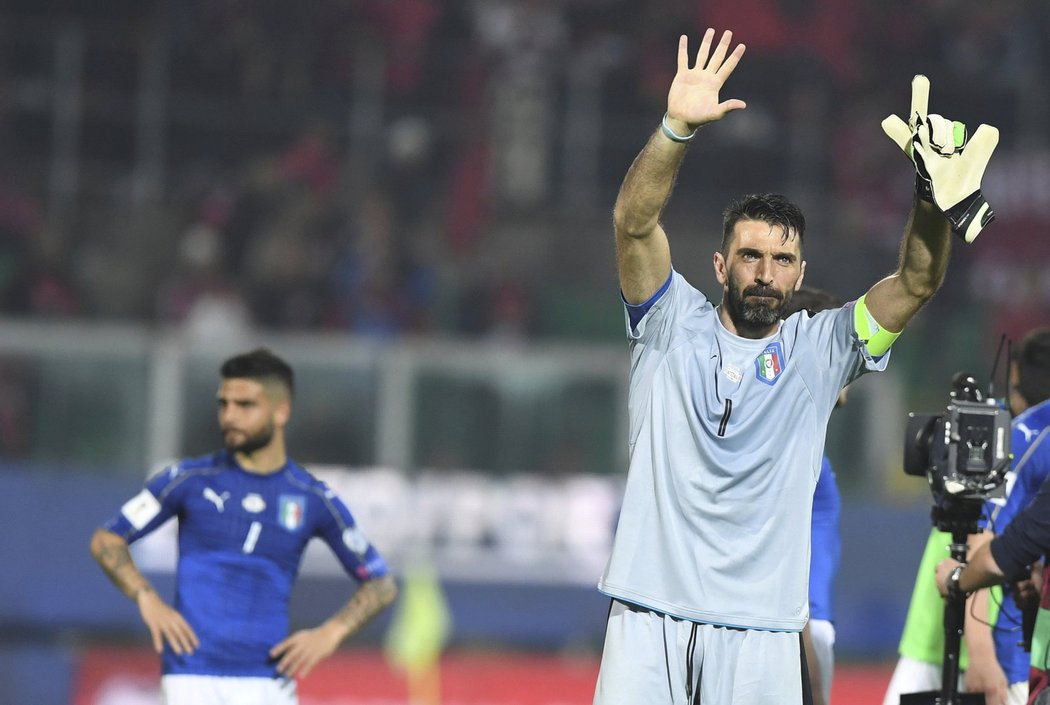 Italská legenda Gianluigi Buffon zdraví fanoušky po kvalifikačním vítězství nad Albánií, což byl jeho tisící zápas v kariéře