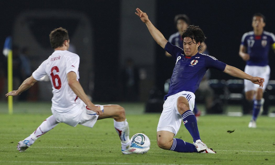 Tomáš Sivok (vlevo) a Japonec Šindži Okazaki v souboji o míč