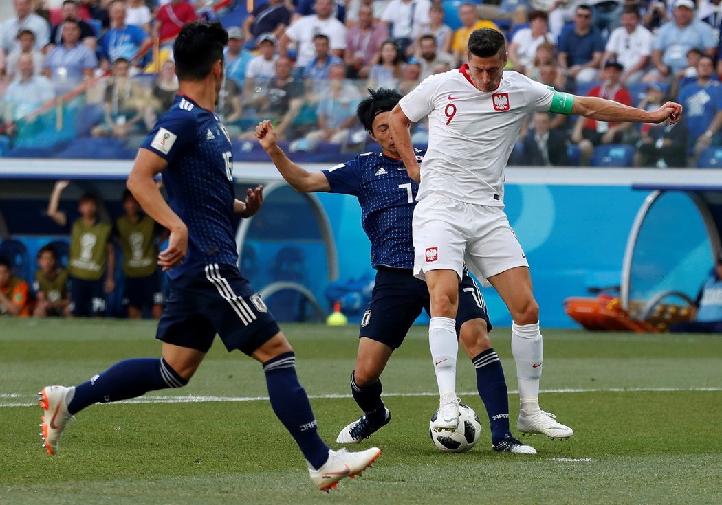 Robert Lewandowski zezadu atakován Gaku Shibasakim