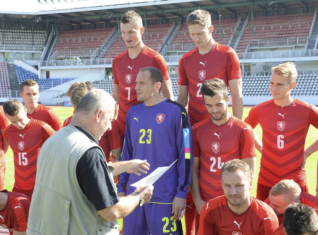 Brankář Jaroslav Drobný se na startu kvalifikačního cyklu fotí spolu s parťáky z české reprezentace