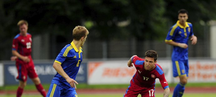 Přikryl se pokouší obrat ukrajinského hráče o míč