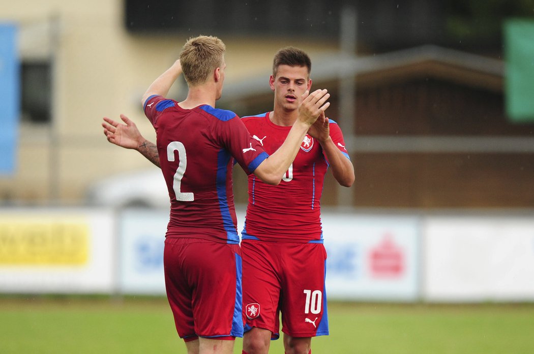 Fotbalisté Česka se radují z gólu do sítě Ukrajiny