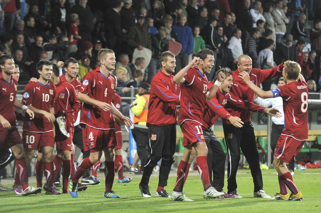 Čeští fotbalisté do jednadvaceti let se radují po výhře nad Anglií
