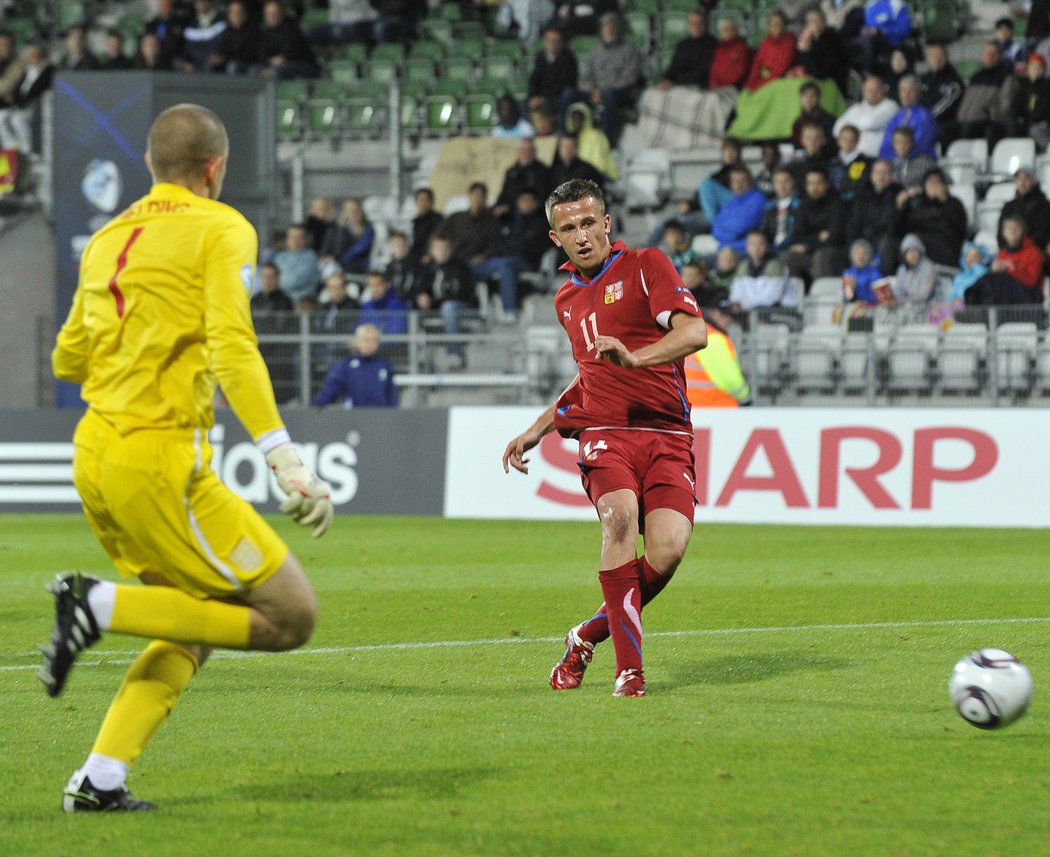 Tomáš Pekhart střílí gól na 2:1 proti Anglii