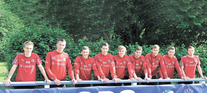 "Slávisté" v dresu jednadvacítky na evropském šampionátu v Dánsku: (zleva) Bořek Dočkal, Tomáš Pekhart, Lukáš Vácha, Marek Suchý, Milan Černý, Jan Hanuš, Jan Hošek, Jan Kovařík, Marcel Gecov