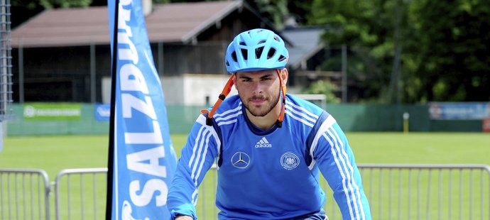 Jedna z největších hvězd německé jednadvacítky Kevin Volland odjíždí na kole z tréninku... Jen za tu nezapnutou helmu by ho asi kouč nepochválil...