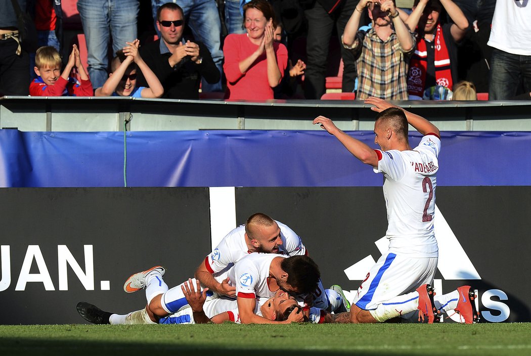 Fotbalisté se radují ze třetího gólu do srbské sítě