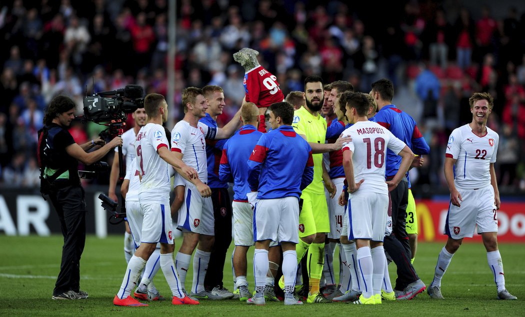 Fotbalisté Česka oslavují výhru nad Srbskem