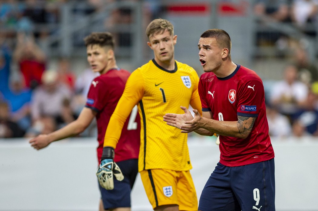 Václav Sejk hecuje spoluhráče v zápase s Anglií