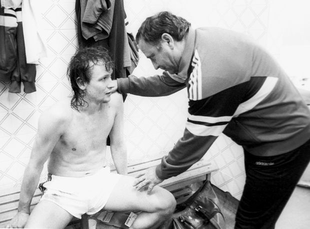 Ivan Hašek (vlevo) a reprezentační trenér Jozef Vengloš po postupu na MS 1990 Ivan Hašek (vlevo) a reprezentační trenér Jozef Vengloš po postupu na MS 1990