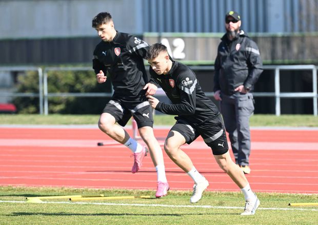 Matěj Jurásek (vepředu) na reprezentačním tréninku Matěj Jurásek (vepředu) na reprezentačním tréninku