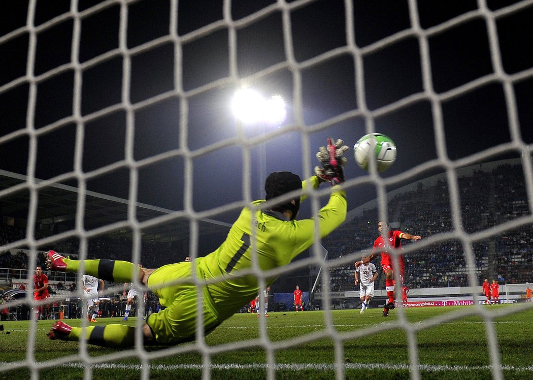 Kanada kope penaltu... a Petr Čech ji likviduje! První poločas tak díky jeho zákroku skončil 1:0 pro Česko