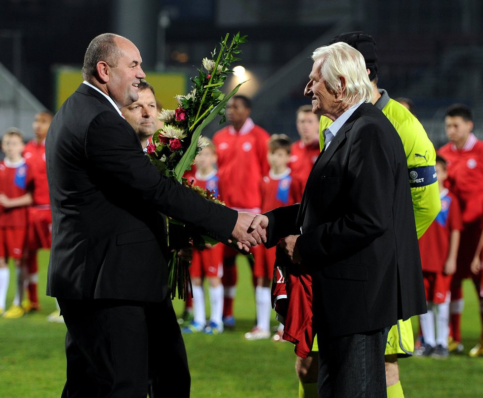 Před úvodním hvizdem i hymnami došlo na velké gratulace. Legendární kouč Karel Brückner totiž 13. listopadu slavil 74. narozeniny