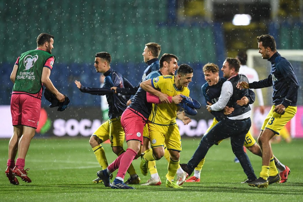 Radost fotbalistů Kosova po kvalifikačním utkání s Bulharskem