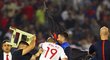 Srbský fanoušek praštil židličkou přes hlavu Bekima Balaje, který hraje za pražskou Slavii