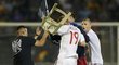 Srbští fanoušci vrtrhli na hřiště a napadli albánské hráče, ránu židlí dostal slávista Bekim Balaj