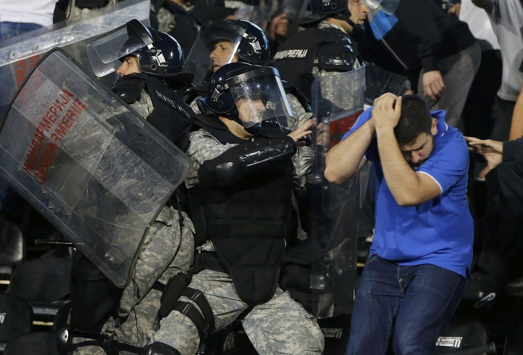 Policisté zasahují v hledišti zápasu Srbsko - Albánie