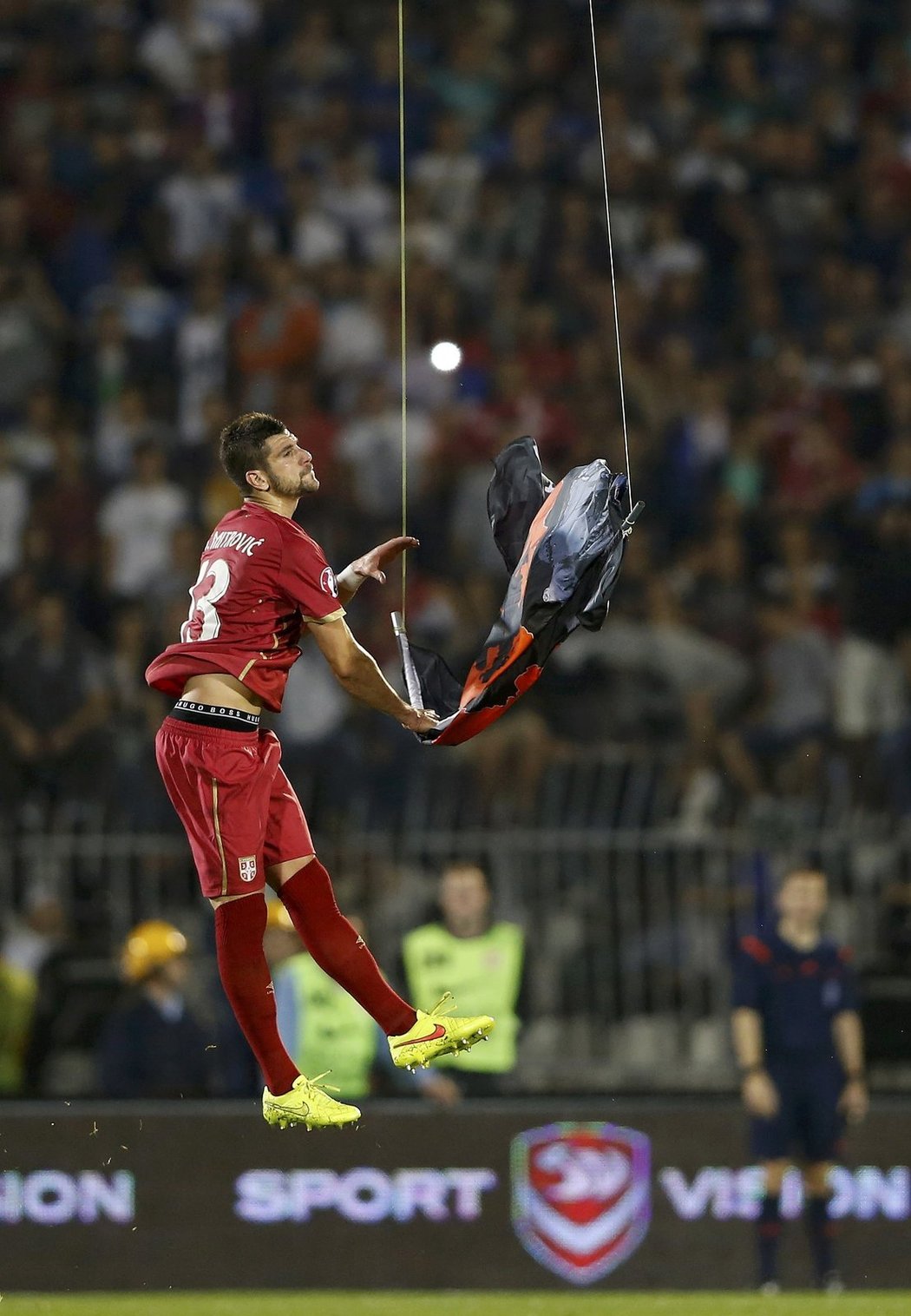 Srb Stefan Mitrovič strhl albánskou vlajku, se kterou kroužila nad stadionem malá helikoptéra a spustil tak potyčku