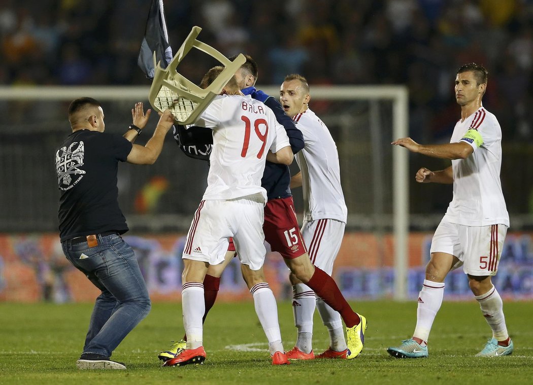 Srbští fanoušci vrtrhli na hřiště a napadli albánské hráče