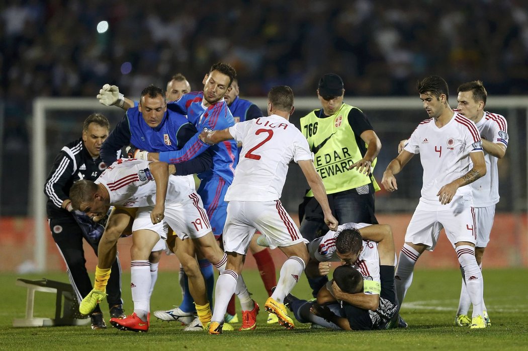 Ve výbušném zápase Srbska s Albánií vtrhli na hřiště fanoušci a napadli hráče