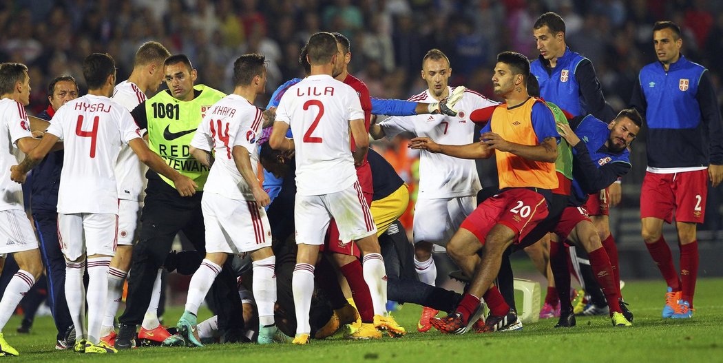 Duel Albánie se Srbskem skončil hromadnou šarvátkou hráčů i s fanoušky