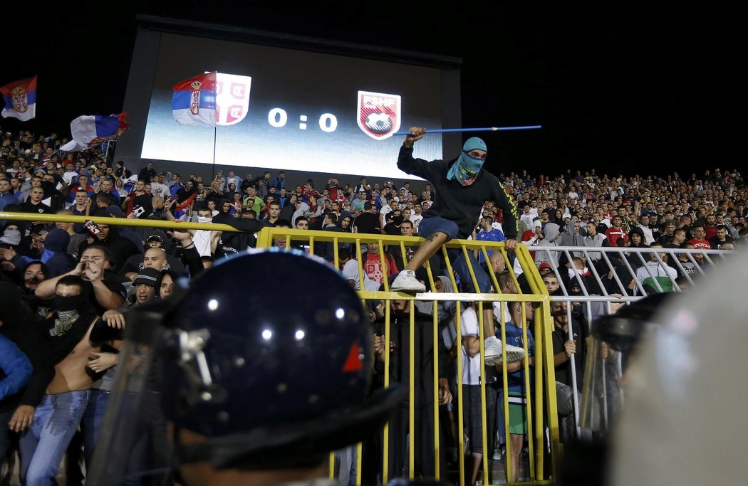 Srbští fanoušci se snaží vtrhnout na hrací plochu v zápase s Albánií. Duel se nakonec nedohrál